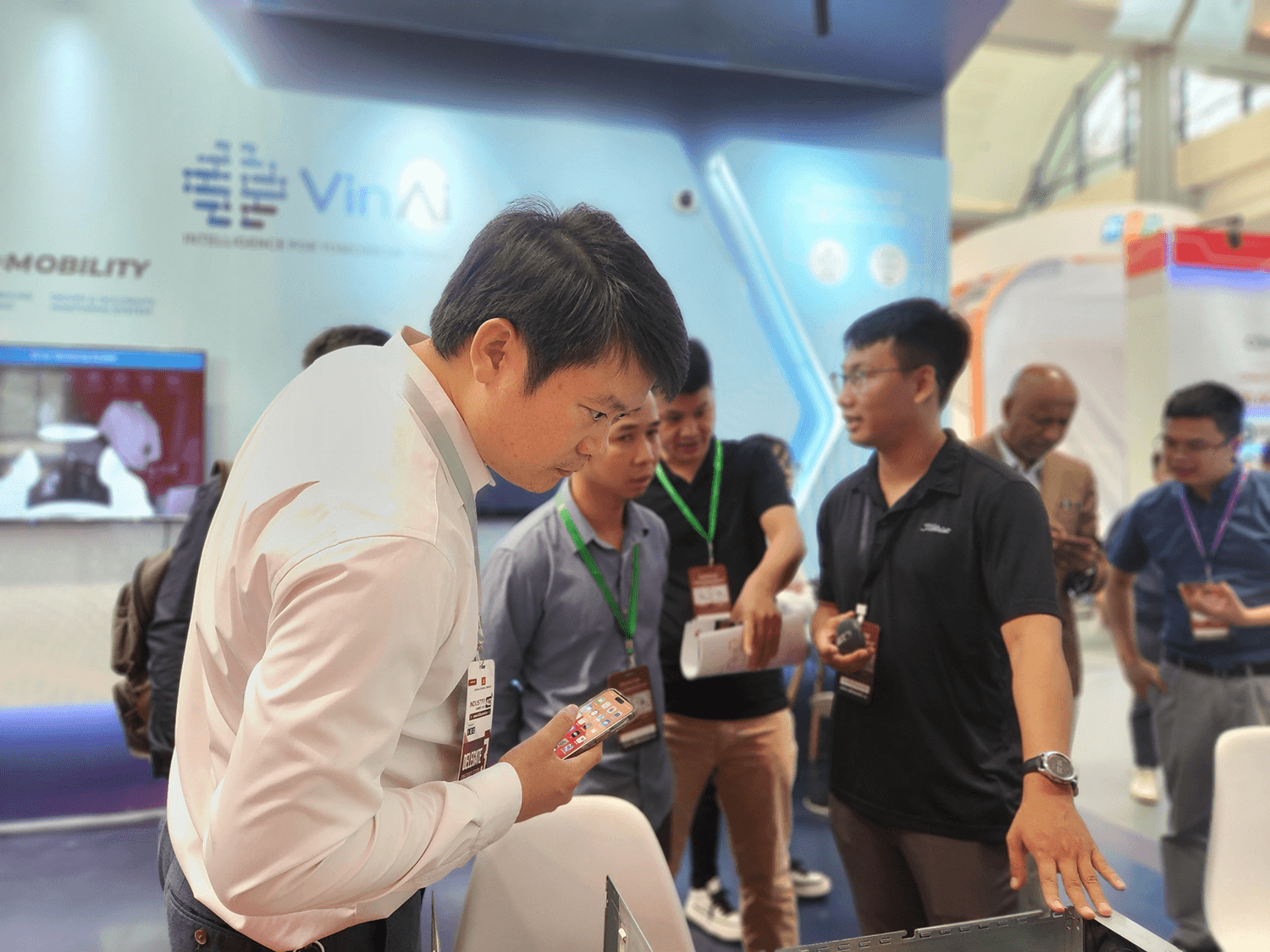 VinAI mang đến trải nghiệm AI đột phá tại Triển lãm Quốc tế Vietnam Industry 4.0 Summit 2023