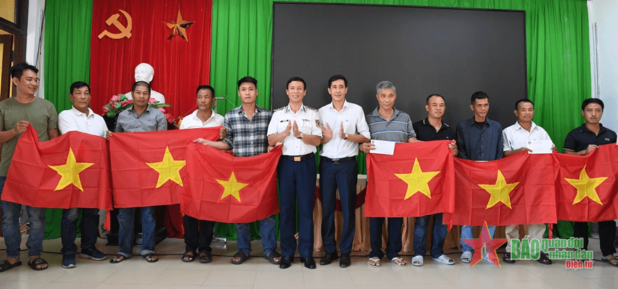 Vùng Cảnh sát biển 2 tuyên truyền chống khai thác hải sản bất hợp pháp, không báo cáo và không theo quy định