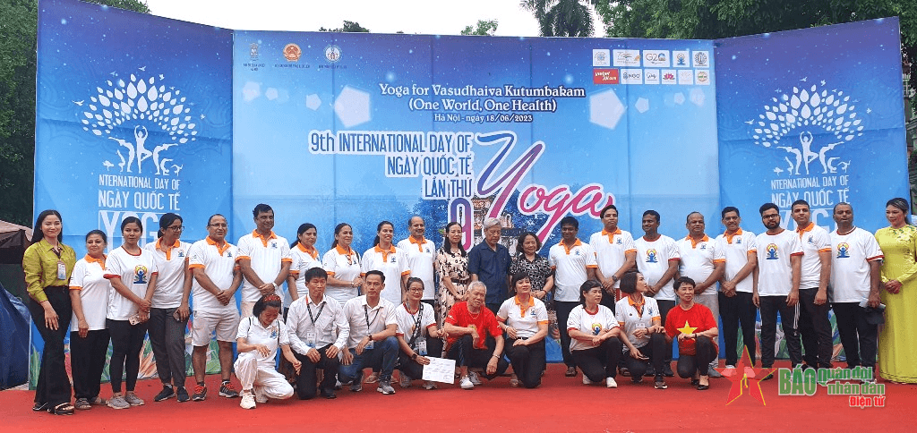 Hơn 1.000 người tham gia Ngày Quốc tế yoga lần thứ 9