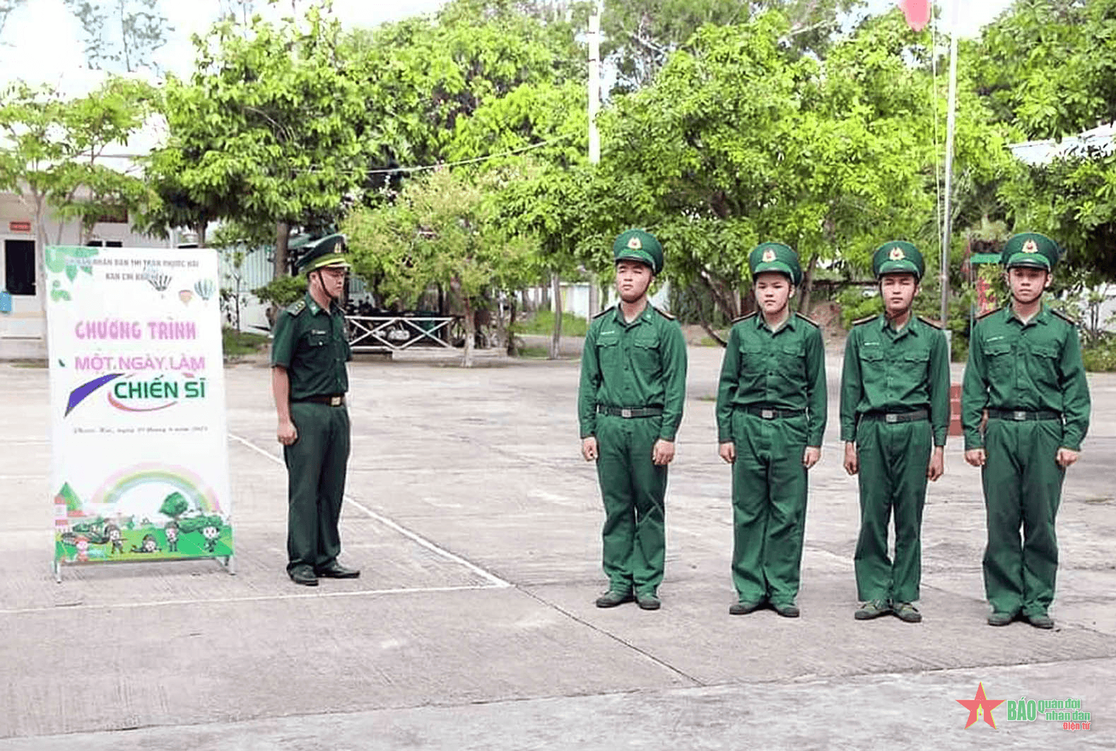Học sinh tham gia chương trình "Trải nghiệm để trưởng thành - Một ngày làm chiến sĩ"
