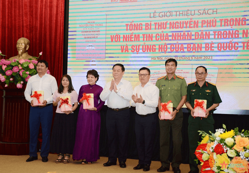 Giới thiệu sách “Tổng Bí thư Nguyễn Phú Trọng với niềm tin của nhân dân trong nước và sự ủng hộ của bạn bè quốc tế”