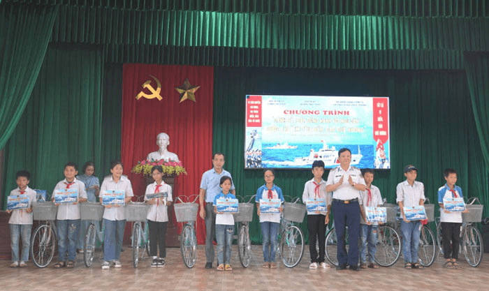 Cảnh sát biển đồng hành với ngư dân: Sẻ chia với ngư dân huyện Thái Thụy