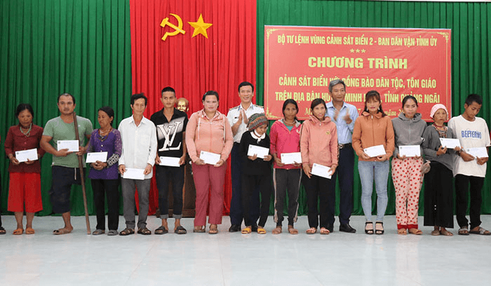 Bộ tư lệnh Vùng Cảnh sát biển 2 tặng quà cho 80 hộ nghèo tại huyện miền núi Minh Long