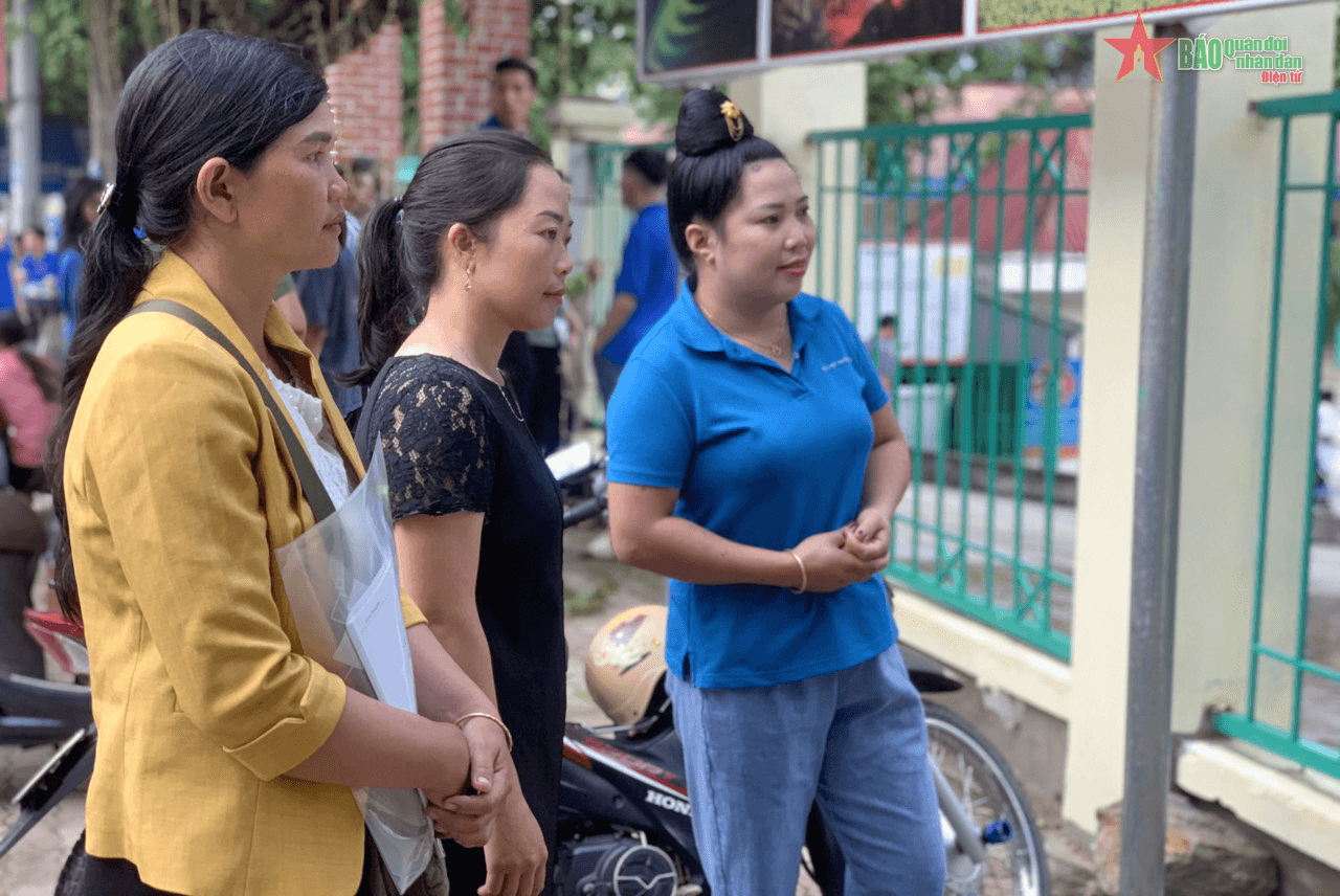Muôn kiểu phụ huynh “ngóng” sĩ tử thi tốt nghiệp THPT