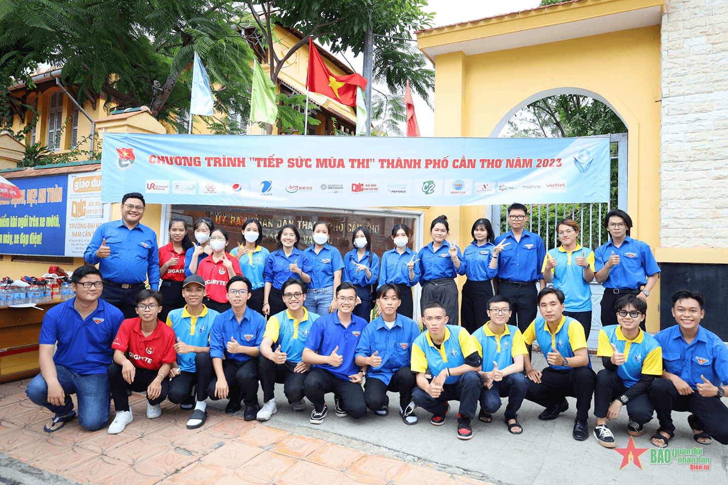 Những màu áo xanh tình nguyện tiếp sức mùa thi