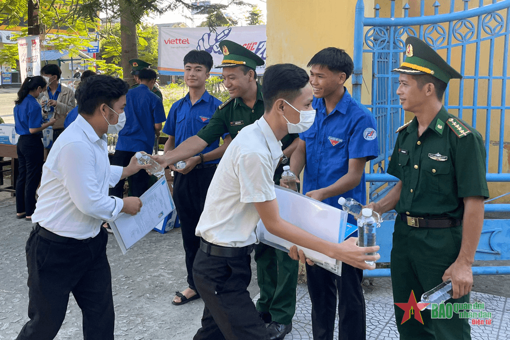 Chiến sĩ Biên phòng tiếp sức sĩ tử vùng biên