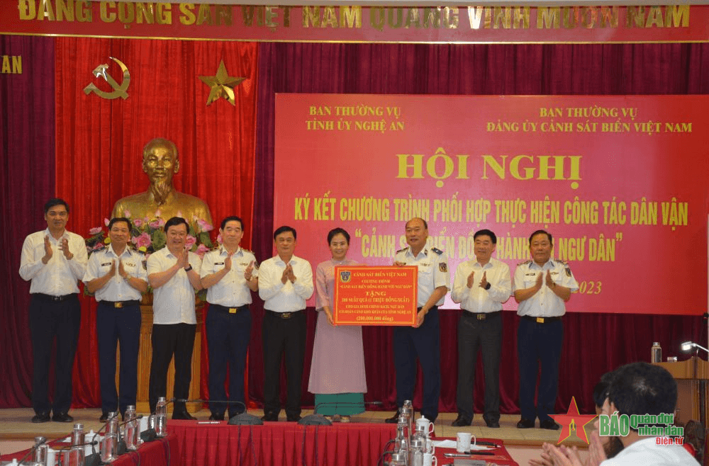 Ký kết Chương trình phối hợp công tác dân vận “Cảnh sát biển đồng hành với ngư dân”