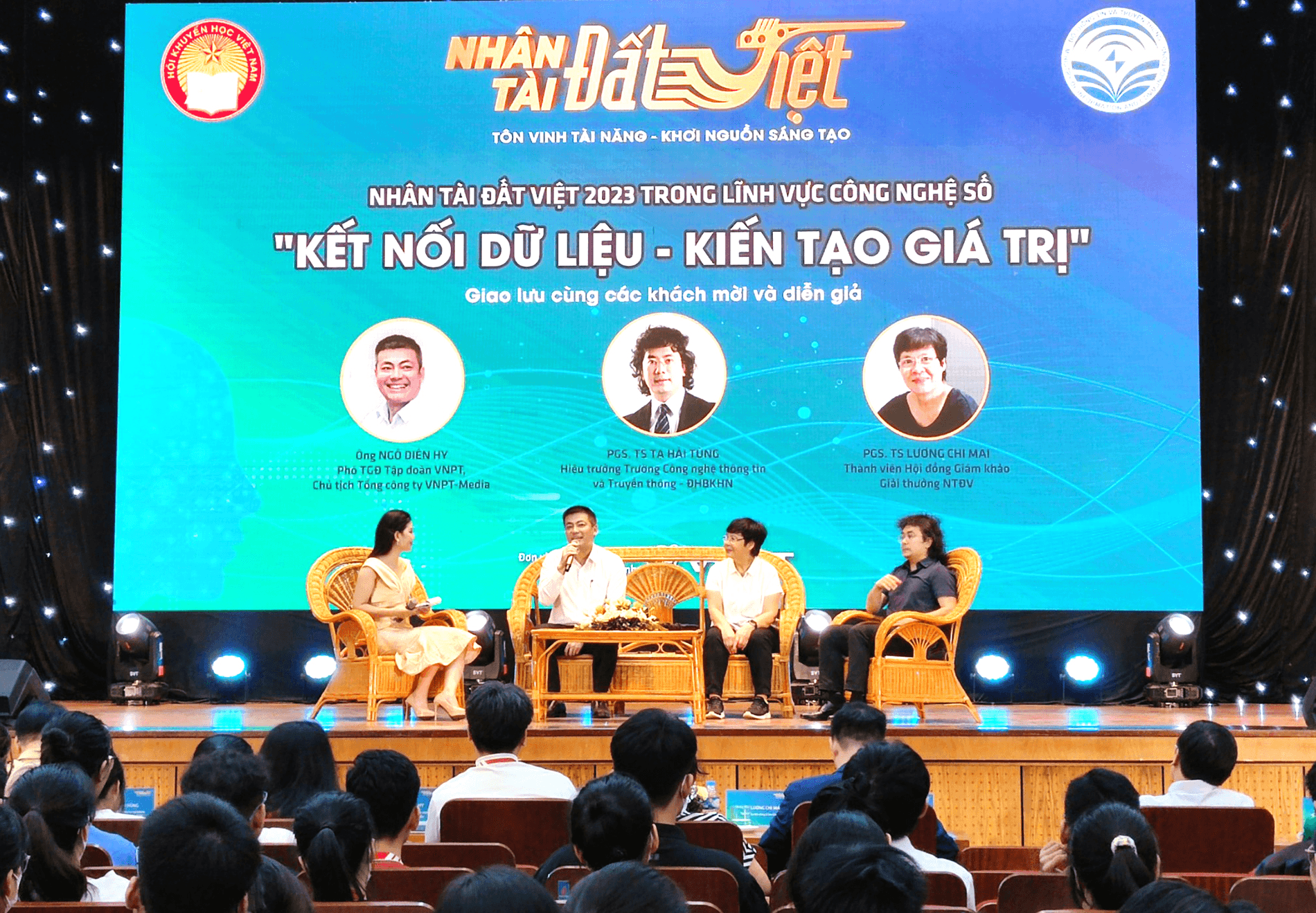 Sinh viên Đại học Bách khoa giao lưu với Giải thưởng Nhân tài Đất Việt