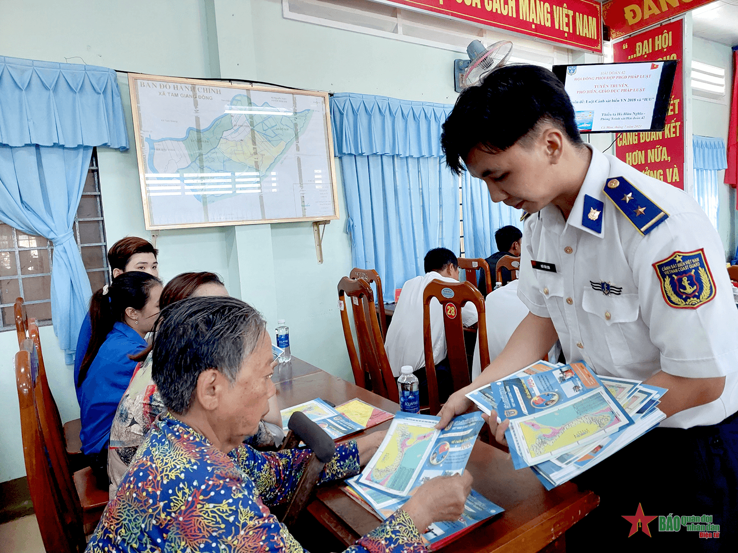 Hải đoàn 42: Nhiều hoạt động ý nghĩa trong chương trình Cảnh sát biển đồng hành với ngư dân