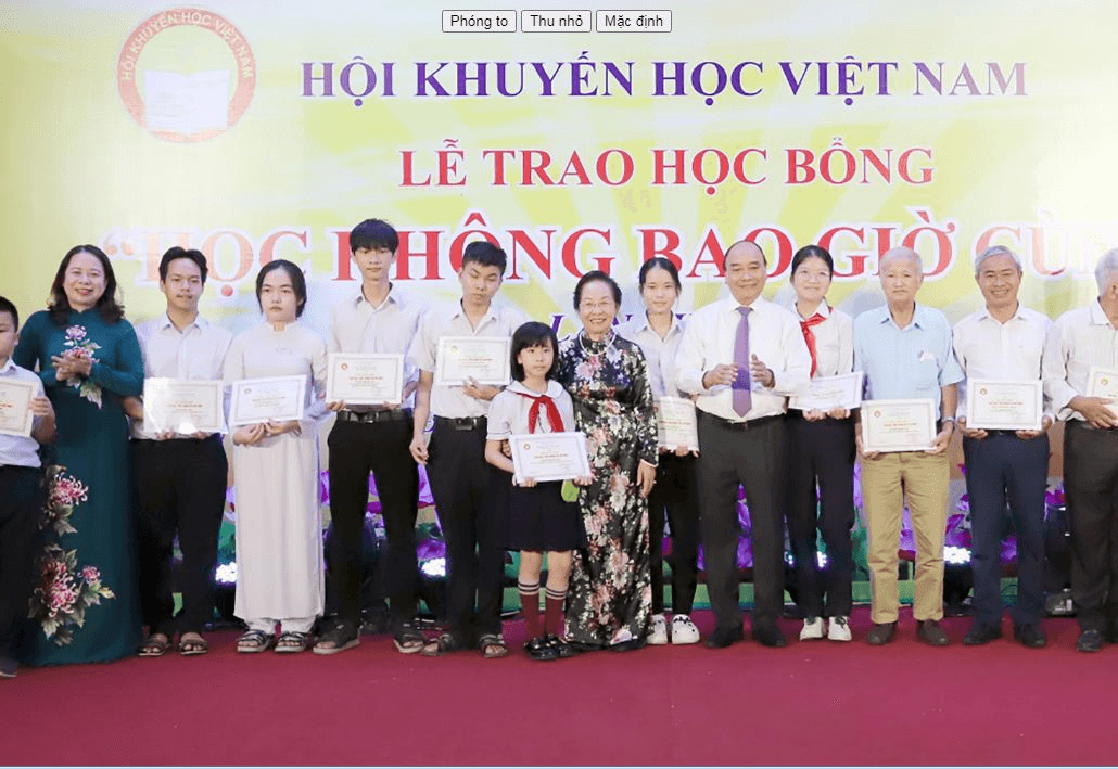 Trao 250 suất học bổng “Học không bao giờ cùng”