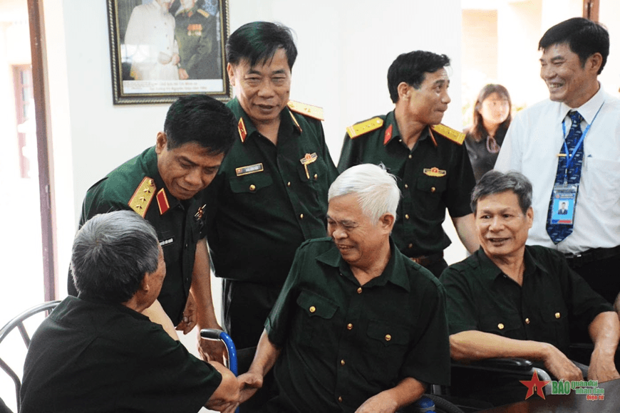 Thượng tướng Nguyễn Văn Nghĩa thăm, tặng quà các thương, bệnh binh