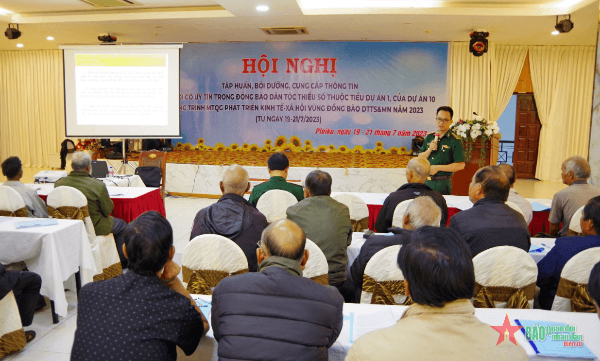 Tập huấn cung cấp thông tin cho 100 người có uy tín trong đồng bào dân tộc thiểu số
