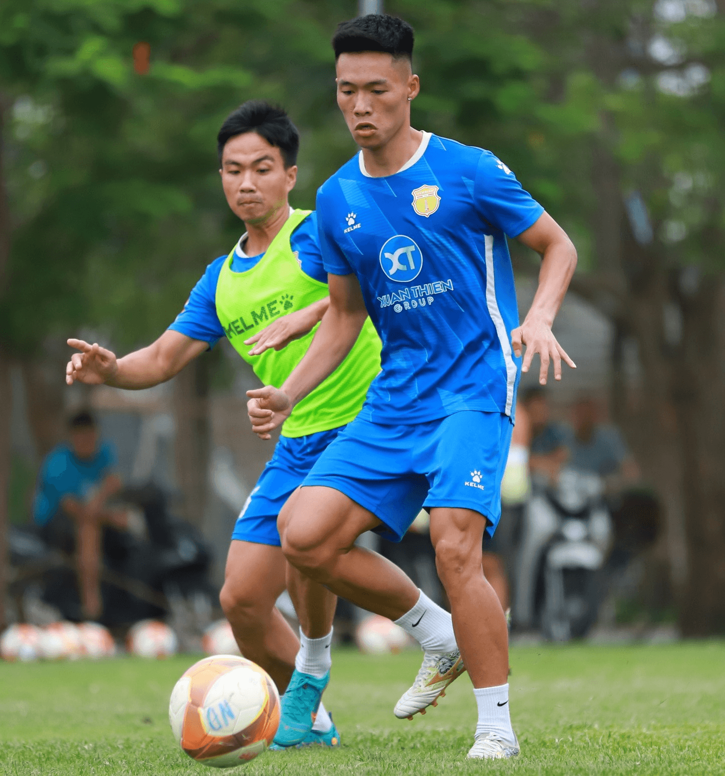 Giữ đôi chân trên mặt đất