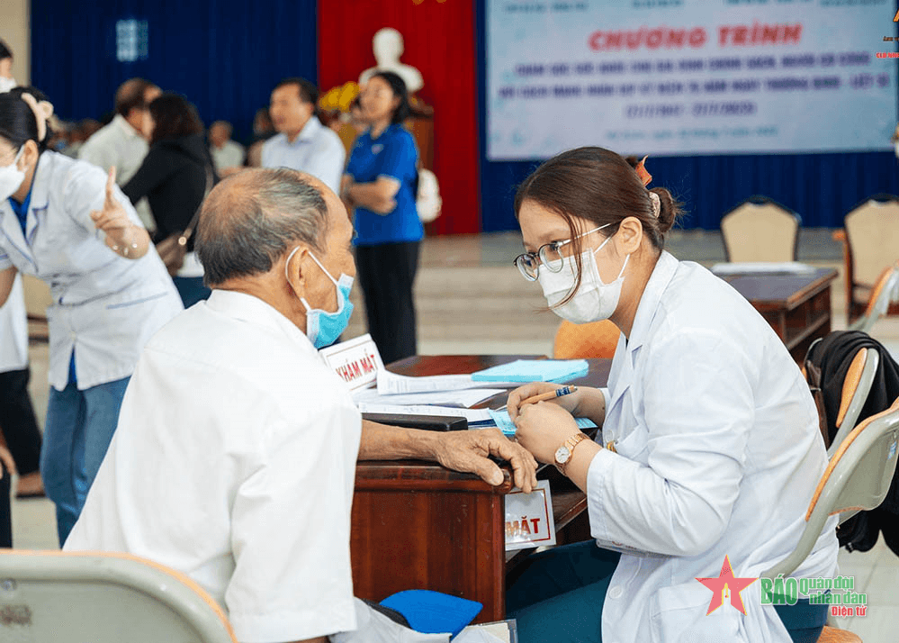 Hải đoàn 129 tham gia khám bệnh, cấp thuốc cho đối tượng chính sách