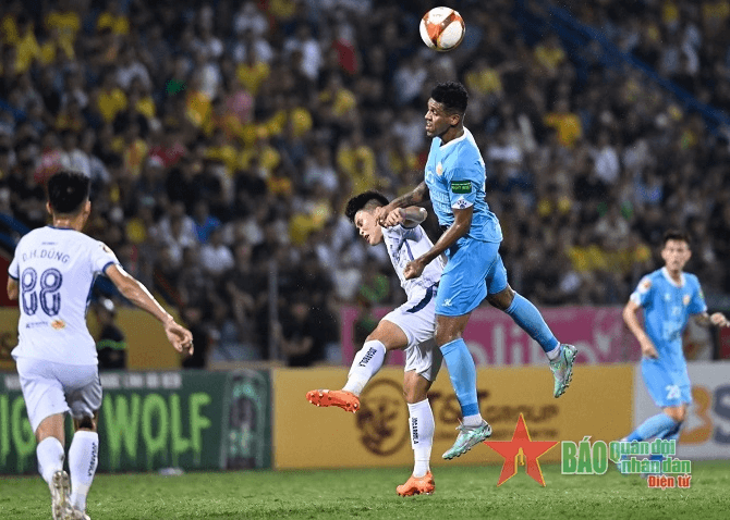 Hà Nội FC thắng Nam Định 1-0, vươn lên đầu bảng xếp hạng