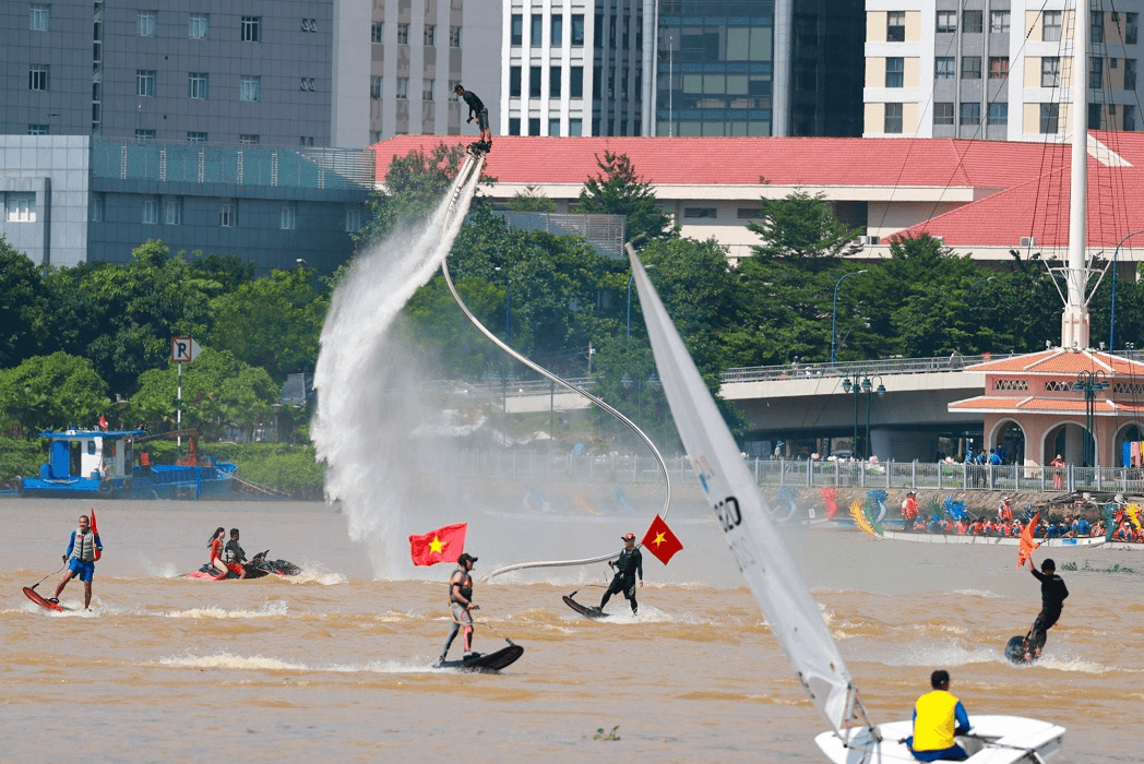 Sôi động, độc đáo trình diễn thể thao dưới nước trên sông Sài Gòn