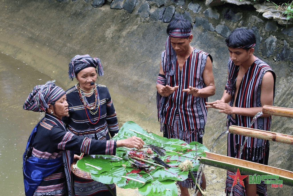 Lễ cúng bến nước của đồng bào H’rê
