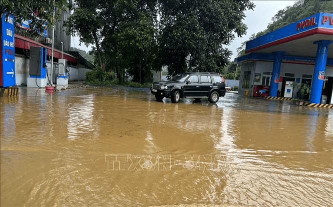 Mưa lớn gây ngập cục bộ nhiều tuyến phố ở Lào Cai