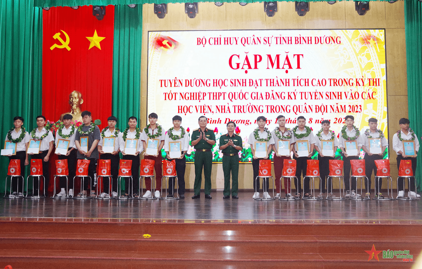 Tuyên dương 80 học sinh đăng ký vào học viện, nhà trường quân đội