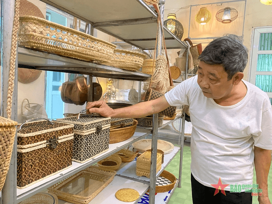 Nghệ nhân Nguyễn Văn Trung làm chân dung Bác Hồ từ mây tre đan