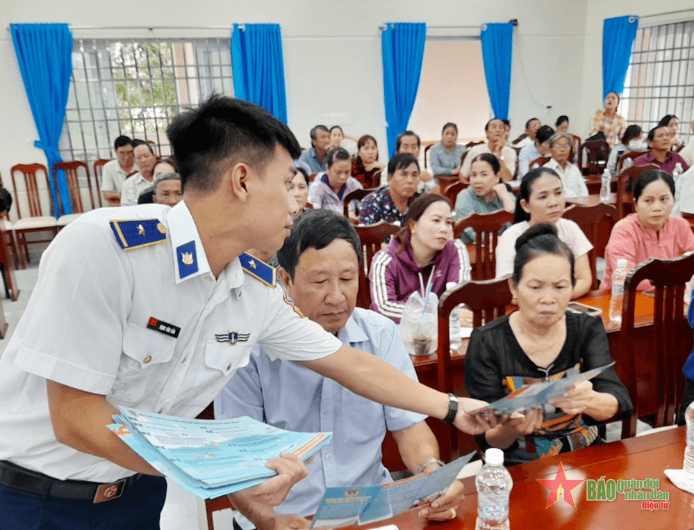 Vùng Cảnh sát biển 3 tuyên truyền, phổ biến pháp luật biển, đảo cho ngư dân