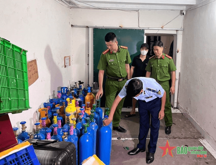 Hà Nội: Phát hiện kho kinh doanh khí N2O trái phép sâu trong ngõ nhỏ