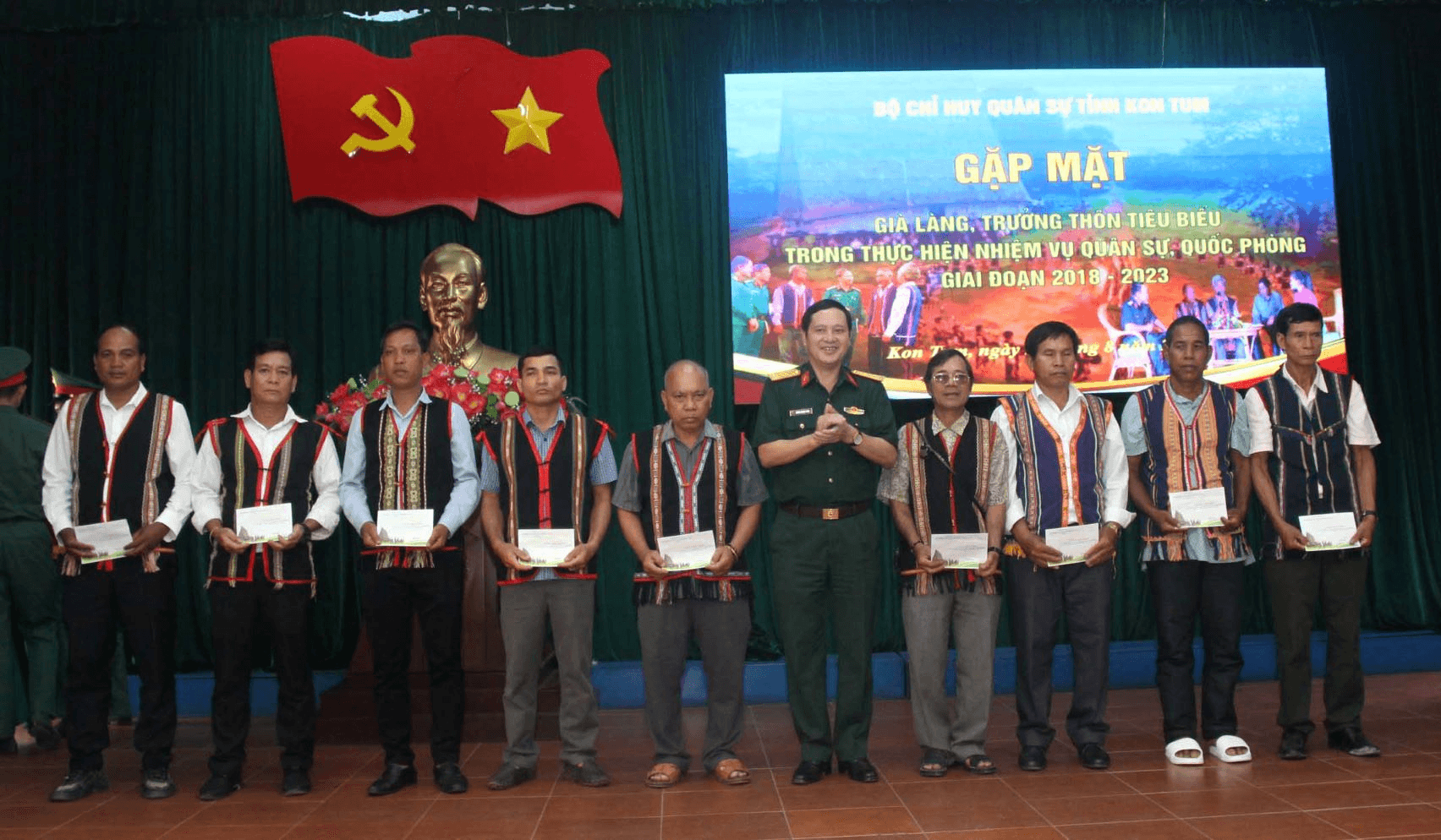 Bộ CHQS tỉnh Kon Tum gặp mặt già làng, trưởng thôn tiêu biểu