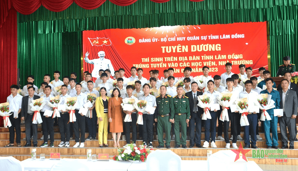 Bộ CHQS tỉnh Lâm Đồng tuyên dương 52 thí sinh trúng tuyển vào các học viện, nhà trường Quân đội