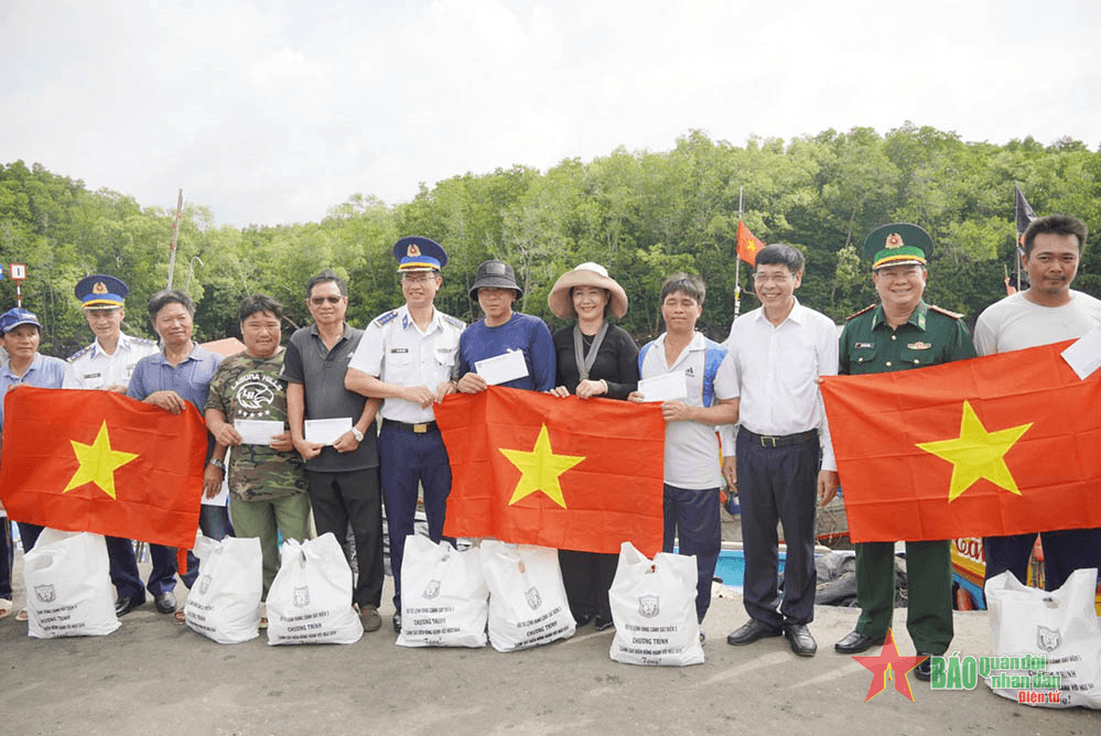 Vùng Cảnh sát biển 3 đồng hành với ngư dân Cần Giờ