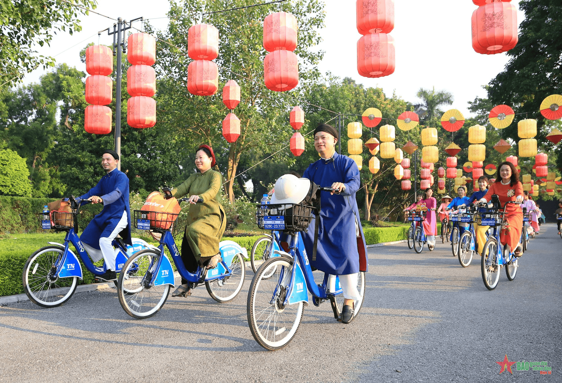 Duyên dáng áo dài trên đường phố Hà Nội