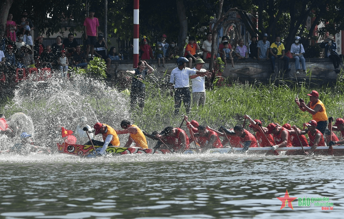 Lễ hội đua, bơi thuyền truyền thống trên quê hương Đại tướng Võ Nguyên Giáp