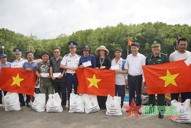 Chu đáo trên bờ, nghĩa tình trên biển