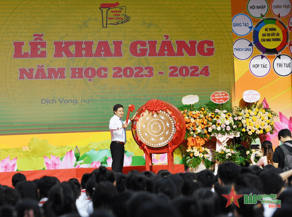 Thầy và trò trường THCS Dịch Vọng tưng bừng chào đón năm học mới