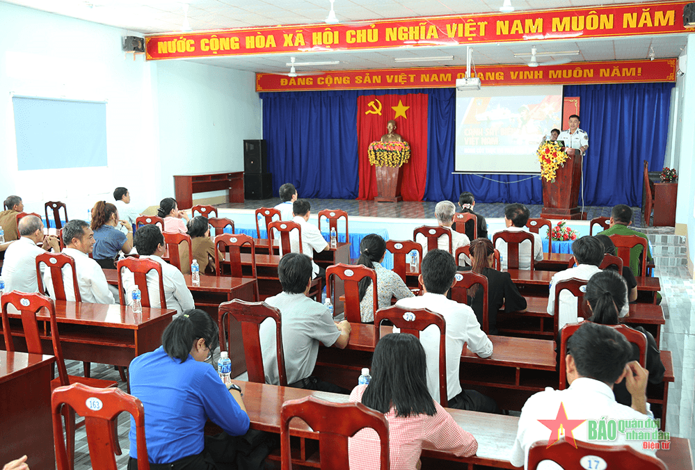 Vùng Cảnh sát biển 3 tuyên truyền biển, đảo cho hơn 300 ngư dân