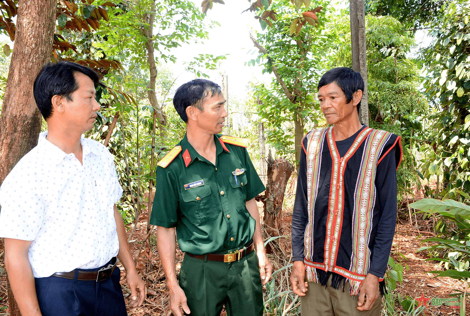 Mỗi già làng, người có uy tín là một “trụ cột” trong tuyên truyền, vận động đồng bào