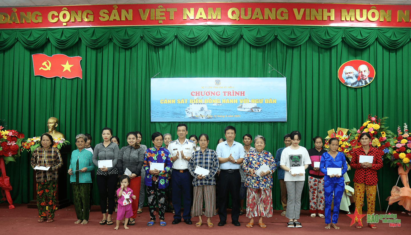 Vùng Cảnh sát biển 4 đồng hành với ngư dân xã đảo An Sơn