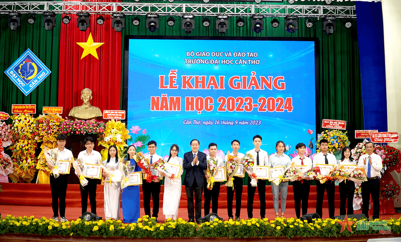 Trường Đại học Cần Thơ khai giảng năm học mới