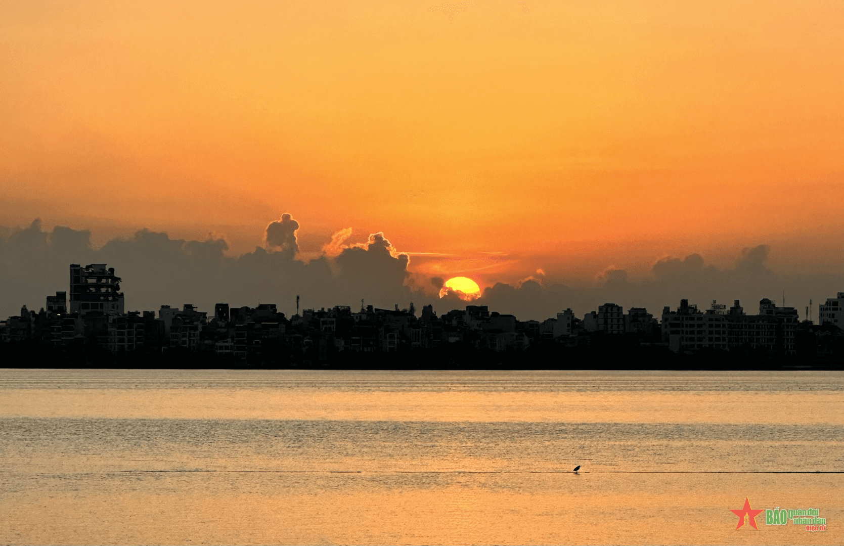 Người dân Thủ đô luyện sức ven hồ Tây