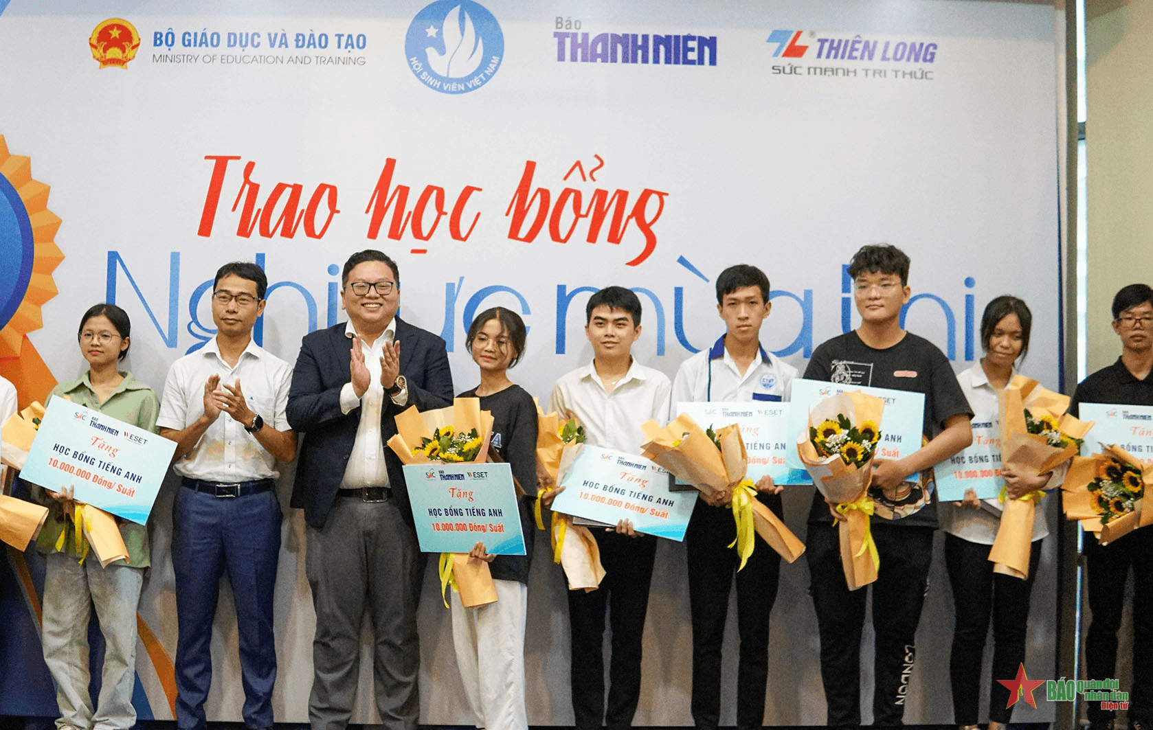 Trao học bổng tiếp sức tân sinh viên hoàn cảnh khó khăn