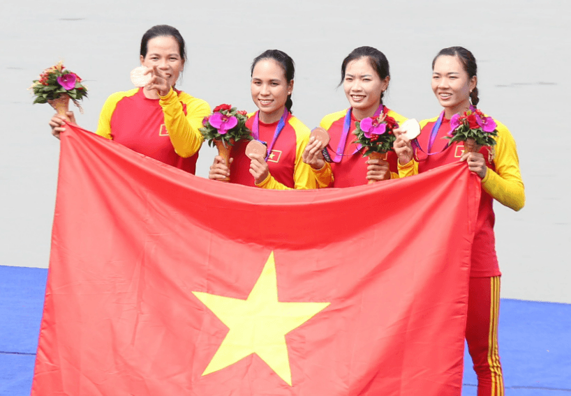 Phía sau tấm huy chương "mở hàng"