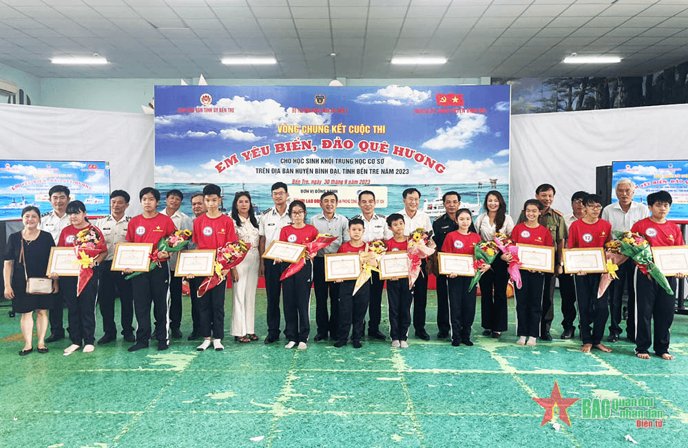 Vùng Cảnh sát biển 3 đồng hành với ngư dân Bình Đại