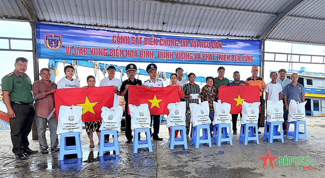 Cảnh sát biển đồng hành với ngư dân Bến Tre 

​