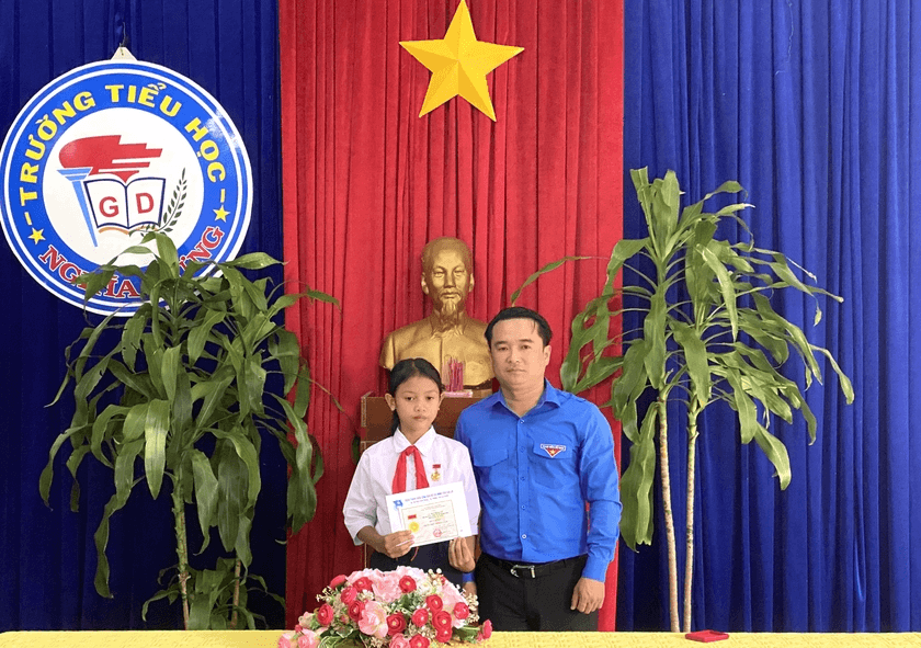 Trao Huy hiệu “Tuổi trẻ dũng cảm” tặng học sinh dân tộc thiểu số Gia Lai cứu người đuối nước