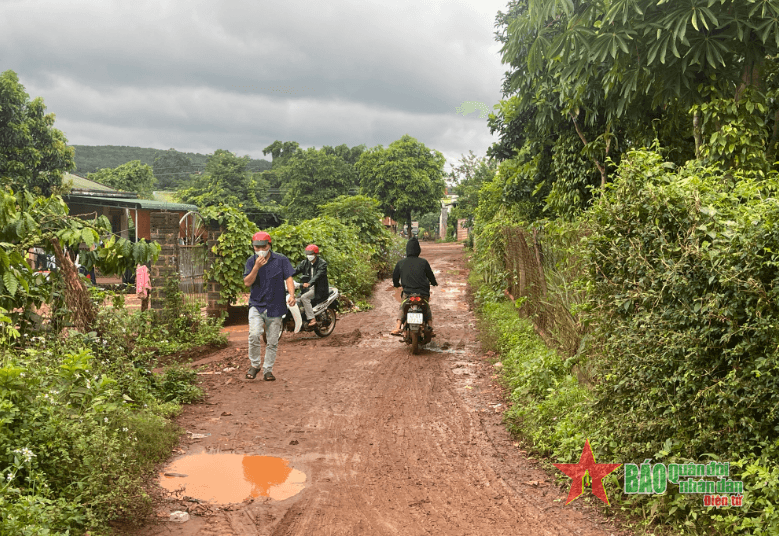 Quy hoạch, sắp xếp, bố trí, ổn định dân cư ở vùng đồng bào dân tộc thiểu số và miền núi: Buôn làng Ea Hiao khát khao có đường bê tông