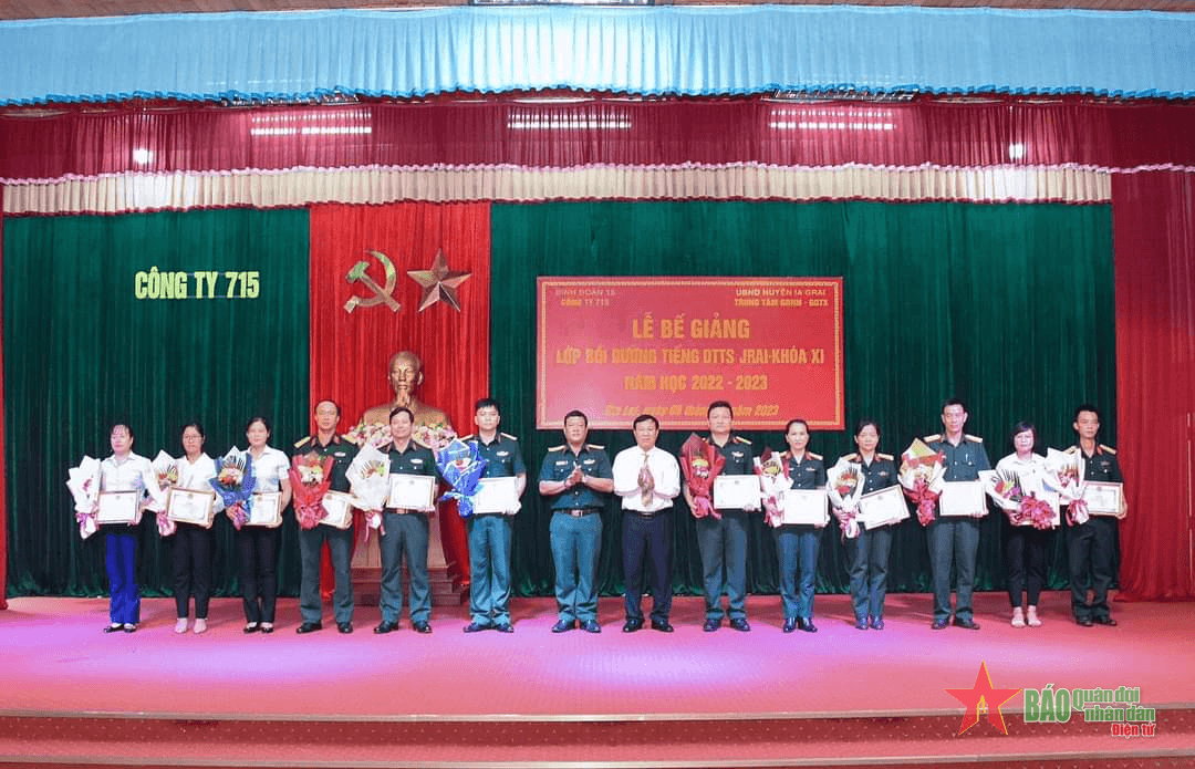 106 cán bộ, nhân viên của Công ty 715 được cấp chứng chỉ tiếng dân tộc Jrai