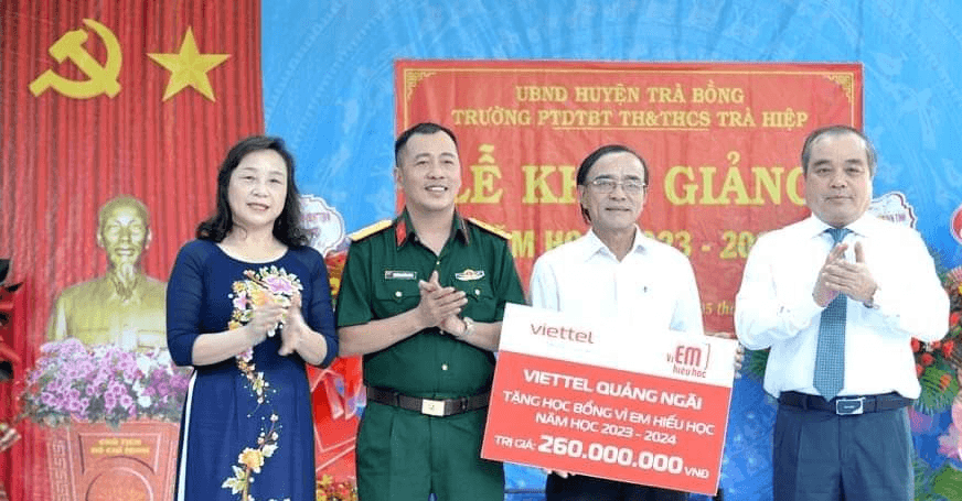 Viettel hoàn thành Chương trình trao học bổng 10 năm “Vì em hiếu học”