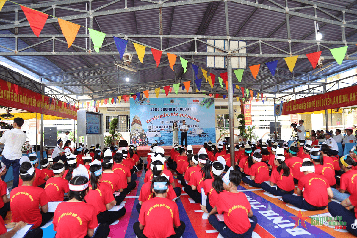 Không ngừng bồi đắp tình yêu biển, đảo