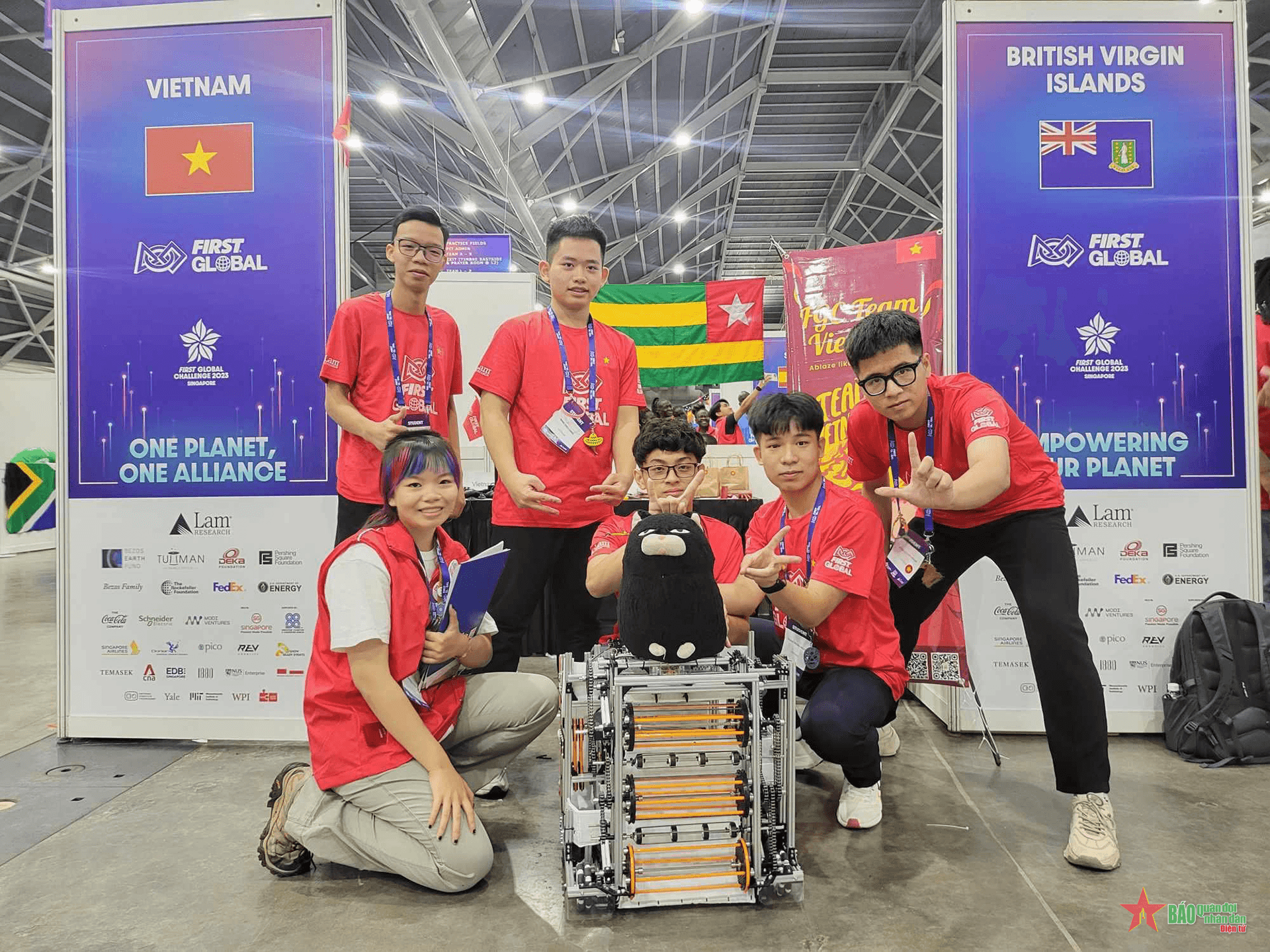 Học sinh Việt Nam lần đầu tiên vô địch tại Cuộc thi Robot thế giới FGC 2023