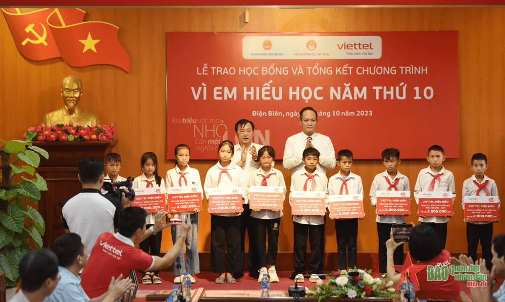 Viettel Điện Biên: Trao học bổng “Vì em hiếu học” tặng học sinh nghèo vượt khó