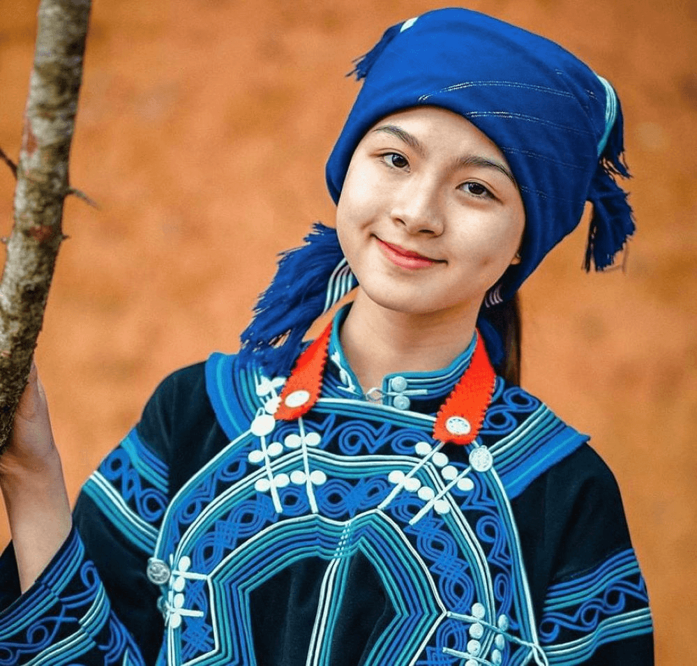 Trang phục người Hà Nhì đen trên cổng trời Y Tý